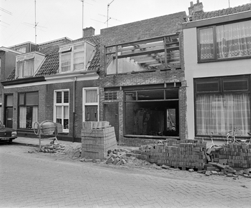 858970 Gezicht op de huizen Bekkerstraat 25 - 29 (links) te Utrecht.